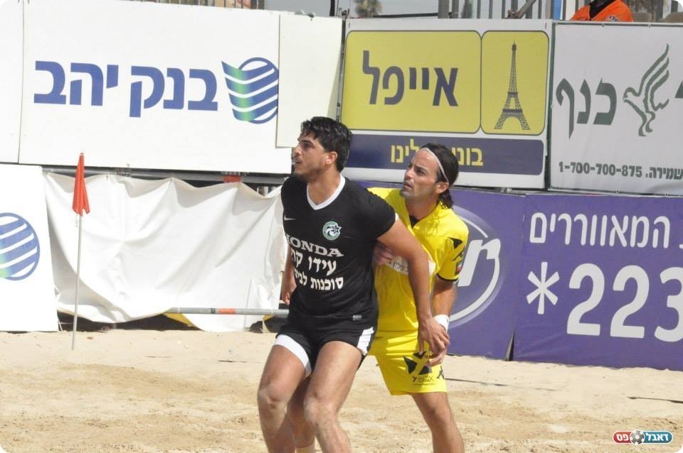 עומרי כהן שומר צמוד על רון גליק(צילום:חאדר אניס)